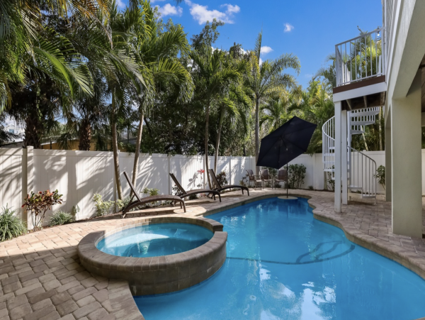 Six Bedroom Luxury Vacation Rental Anna Maria with Pool